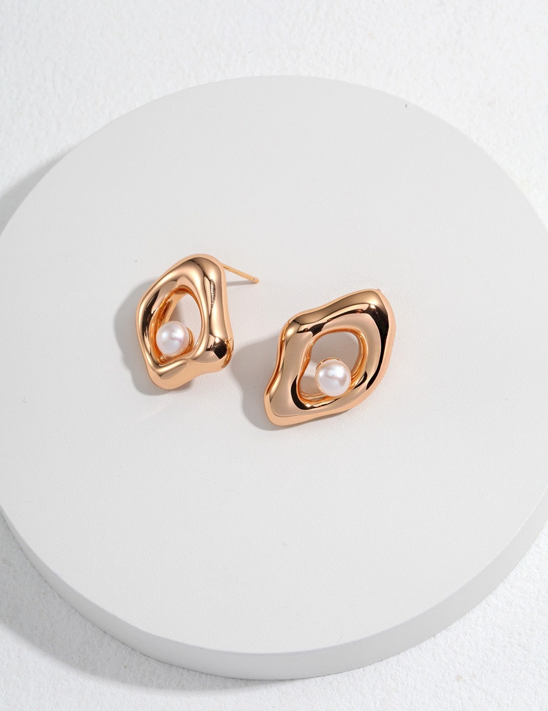 Gold-Vogue-asymmetrische-Ohrringe
