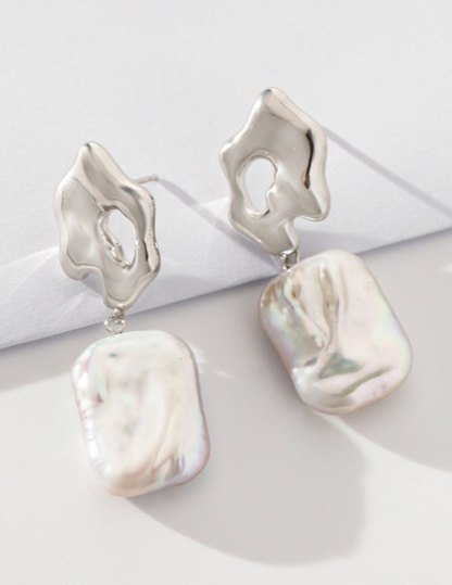 Golden pebble baroque earrings